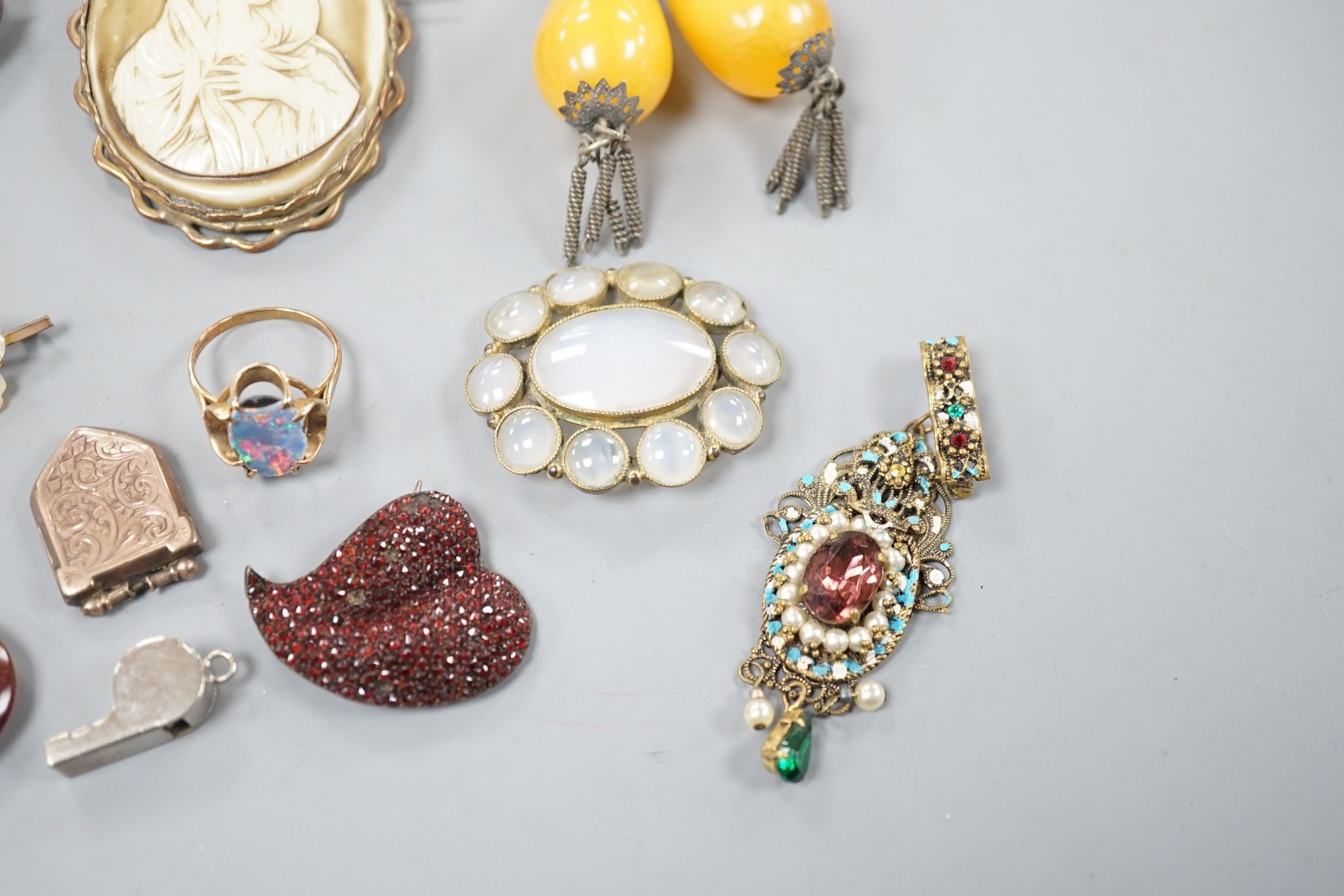 Assorted mainly Victorian and later jewellery, including mourning brooches with plaited hair, Scottish hardstone brooch, amber set jewellery, etc.